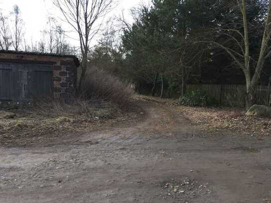 Garage mit Gartengrundstück