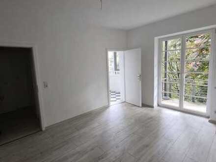 Geschmackvolle Wohnung mit zwei Zimmern sowie Balkon und EBK in Hannover
