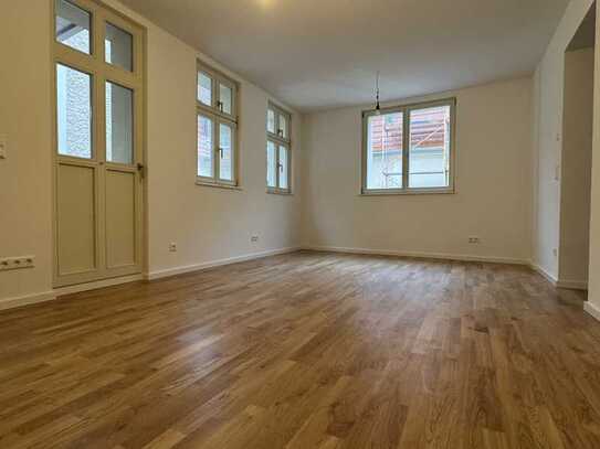 Erstbezug im historischen Ambiente: Stilvolle 4-Raum-Wohnung mit Balkon, 2 Bädern und Einbauküche
