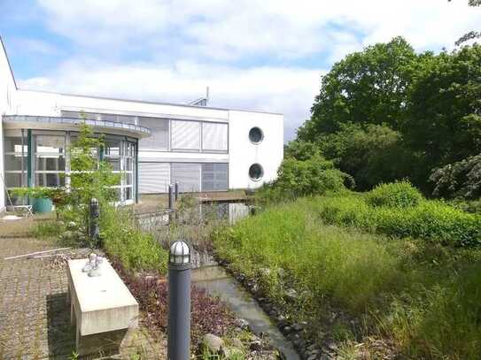 Design Bürokomplex mit Eignerwohnung und Lager am Rande der Natur