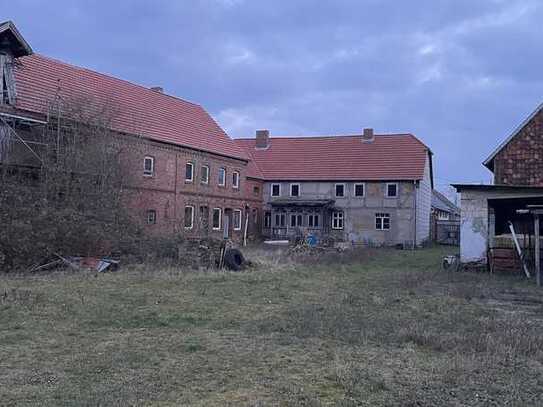 Resthof mit Hallen und Stallungen