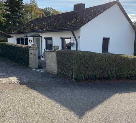 ++ Familienfreundlicher 6-Zimmer-Bungalow inkl. Einbauküche auf idyllischem Grundstück mit Teich ++