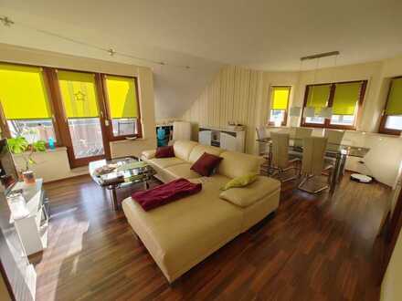 **Großzügige 3 Zimmerwohnung mit schickem Balkon, Aussicht & TG-Stellplatz**