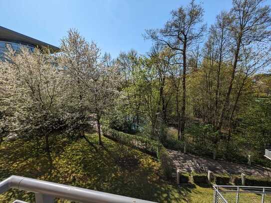 Barrierefreie, ruhige 3-Zimmer-Wohnung mit Südbalkon, Einbauküche und Blick auf den Aurach-Park