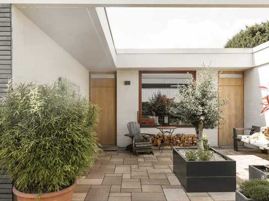 Sanierter 60's Architekten-Bungalow mit bodentiefen Glasfronten, Naturgarten und Designerküche