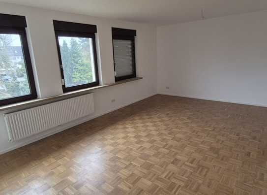 Ruhige, lichtdurchflutete, neu renovierte 3-Zimmer-Wohnung mit Balkon in Erlangen