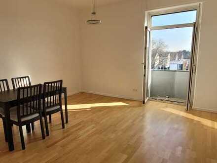 Stilvolle, vollständig renovierte 3-Zimmer-Wohnung mit Balkon und Einbauküche in Frankfurt
