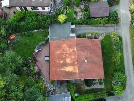 Kapitalanleger aufgepasst! Haus mit zwei WE auf großem, idyllischen Grundstück