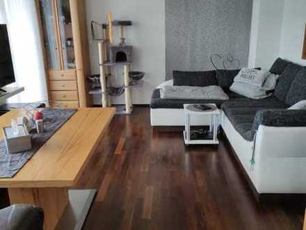 Etagenwohnung mit Terrasse, Carport und kleiner Werkstatt