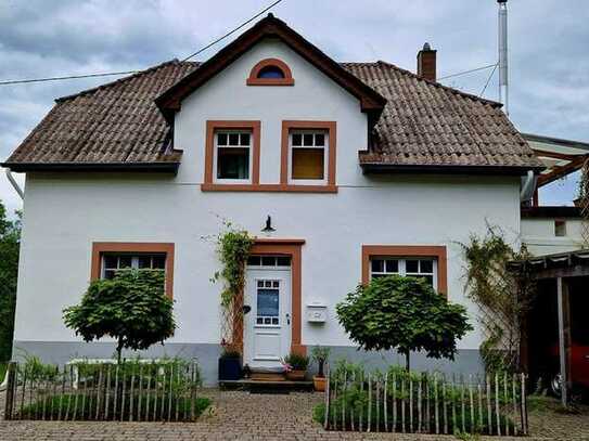 Idyllisches Bauernhaus mit wildromantischem Garten / RESERVIERT: