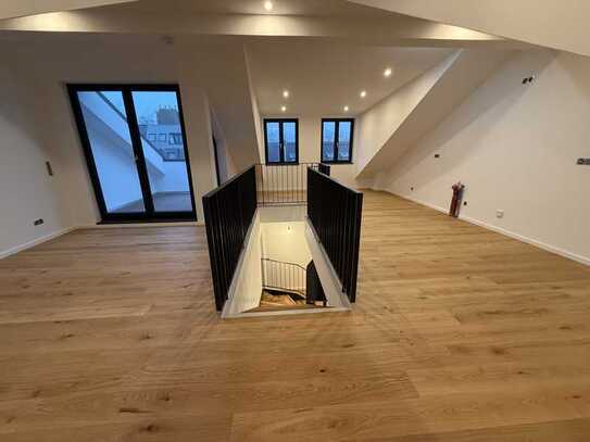 hochwertige 4 Zimmer DG Maisonette Wohnung mit Dach-Loggia in zentraler Lage zu vermieten