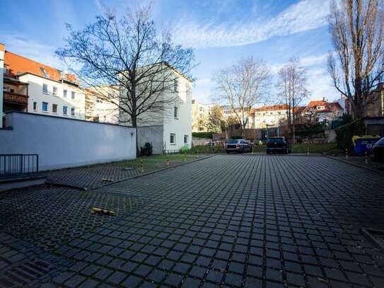 Zentraler Stellplatz im Innenhof frei!