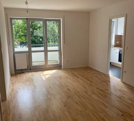 Neuwertige 2-Raum-Wohnung mit Balkon und Einbauküche in Karlsfeld