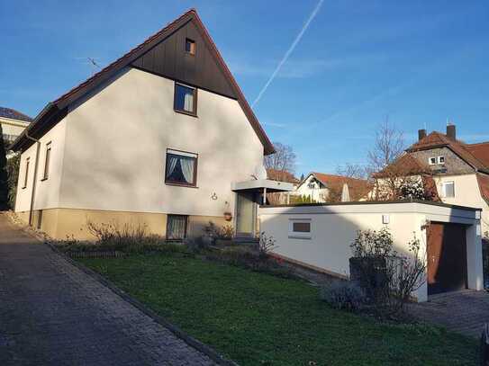 Wohnhaus mit PKW-Garage, großem Garten für die Familie mit Kindern