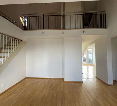 GEMÜTLICHE MAISONETTE-WOHNUNG MIT SONNIGER DACHTERRASSE UND AUFZUG!