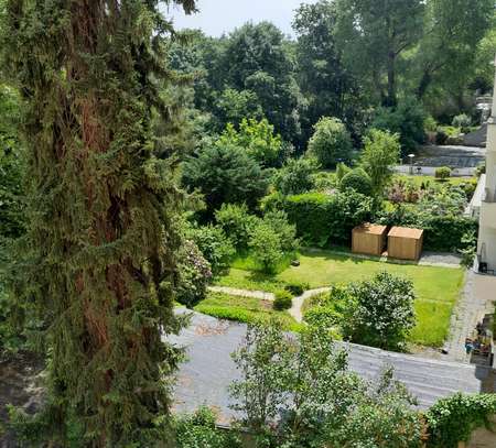 Zentrale, ruhige Altbauwohnung mit Blick ins Grüne