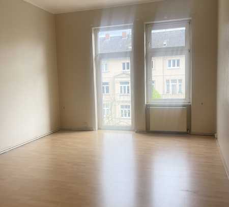 Sonnendurchflutete 4-Raum-Altbauwohnung in Wiesbaden Stadtmitte