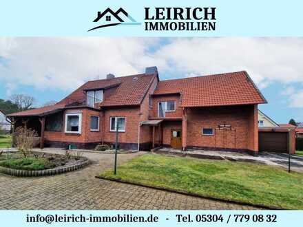 Ein-/Zweifamilienhaus mit 3 Garagen und viel Potenzial auf großem Grundstück