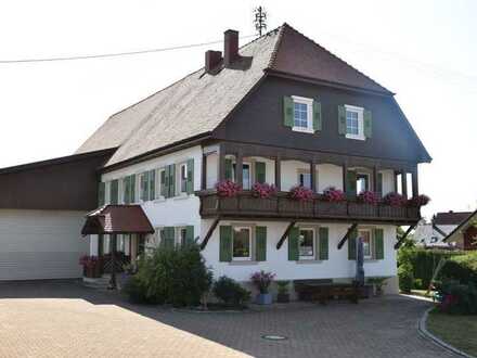 Großes Wohnhaus mit idylischem Garten