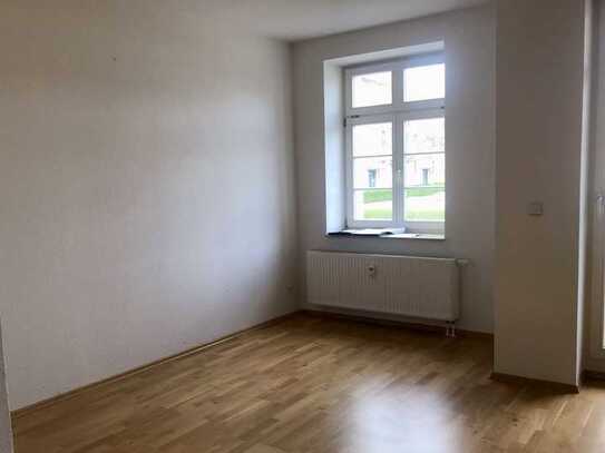 Schöne und helle 2-Zimmer-Wohnung mit Balkon, Parkett und Wannenbad