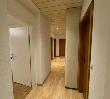 Große 4-Zimmer Wohnung, perfekt für eine 4er WG!