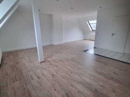 °°° 4,0-Zimmer-Wohnung im Dachgeschoss sucht Mieter °°°