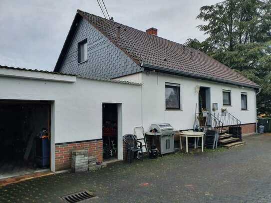 Einfamilienhaus mit großzügigem Grundstück und Garage