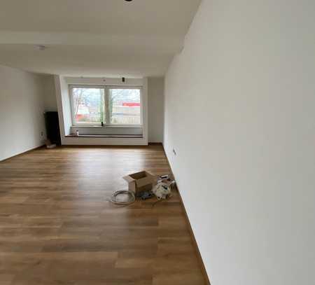 Freundliche und sanierte 6-Zimmer-Maisonette-Wohnung mit Balkon und EBK in Hildesheim