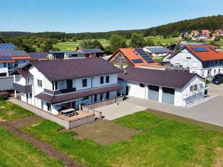 Außergewöhnliches Haus mit Gewerbehalle in Ortsrandlage