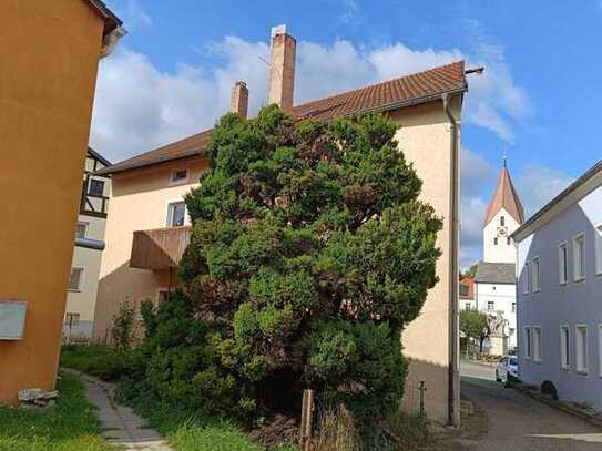 Sanierungsbedürftiges Stadthaus mit Gewerbe und Garage