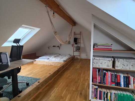 Helle 4 Zimmer-Dachgeschosswohnung mit Blick auf die Zündorfer Felder