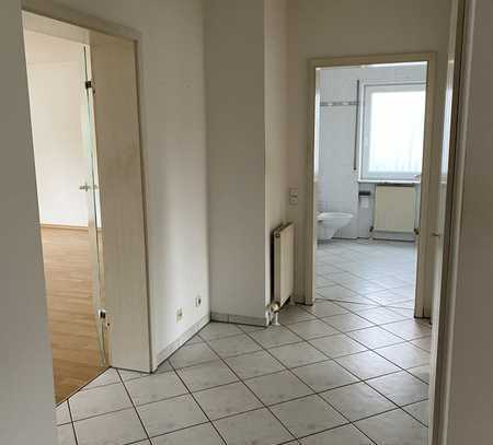 Vollst. renovierte 3-Zimmer-Erdgeschosswohnung mir Balkon und Einbauküche