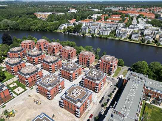 Erstbezug mit Balkon und EBK am Wasser: Geschmackvolle 1-Raum- Wohnung mit lux. Innenausstattung