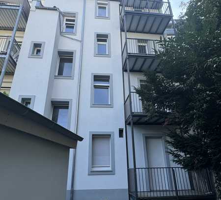 Kernsaniertes 2-Zimmer-Apartment mit Einbauküche und Balkon