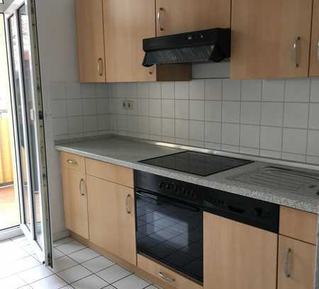 Gemütliche moderne 2 Zi. Wohnung, EBK, Balkon, zentral.