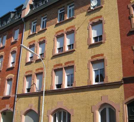 Großzügige 3-Zimmerwohnung mit TGL-Bad in Altbau