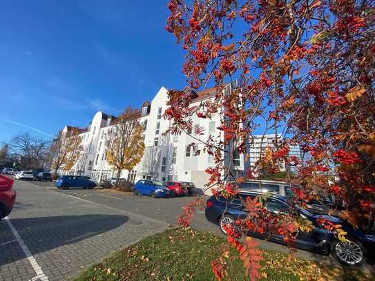 STUDENTEN AUFGEPASST! DG- Appartement mit Aufzug, Parkett, EBK, Stellplatz nahe IKEA