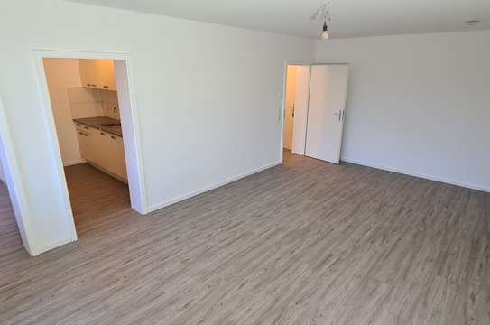 Sanierte Etagenwohnung mit Einbauküche und Balkon: moderne 2-Zimmer-Wohnung in Gummersbach, Bernberg