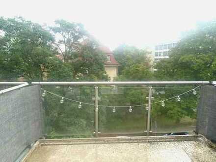 Schicke kleine Studentenwohnung mit Balkon ins Grüne