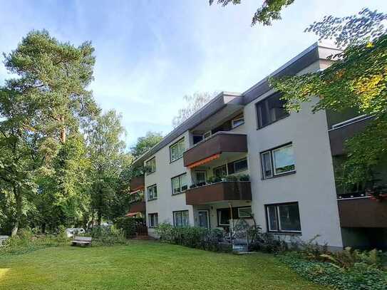 Geschmackvolle sanierte 4 Zimmer-Wohnung im Grünen am See mit gehob. Innenausstattung und Balkon