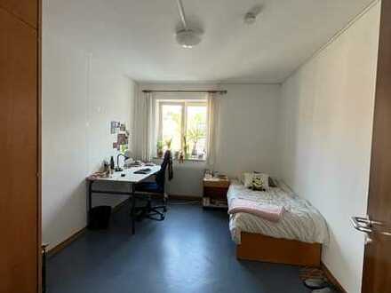 Gemütliches Zimmer in Studentenwohnheim, nur für weibliche Studenten