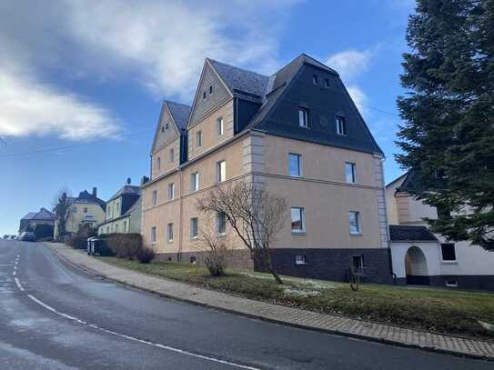 Günstige, vollständig renovierte 3-Raum-Hochparterre-Wohnung in Lößnitz