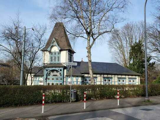 Denkmalgeschütztes ehemaliges Bahnhofsgebäude am Zoo in Wuppertal-Elberfeld