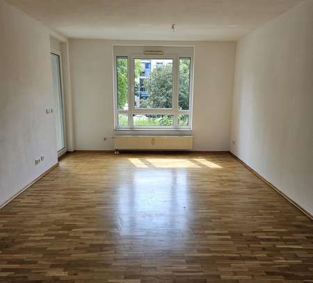 Helle 3 Zimmer Wohnung mit Balkon und EBK zu sofort!