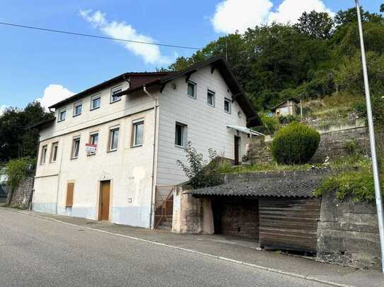 Großes Wohnhaus in Süd-Hanglage von Niefern