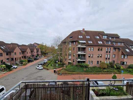 2-Zimmer mit Balkon, Einbauküche und PKW-Stellplatz in ruhiger Lage und schöner Umgebung