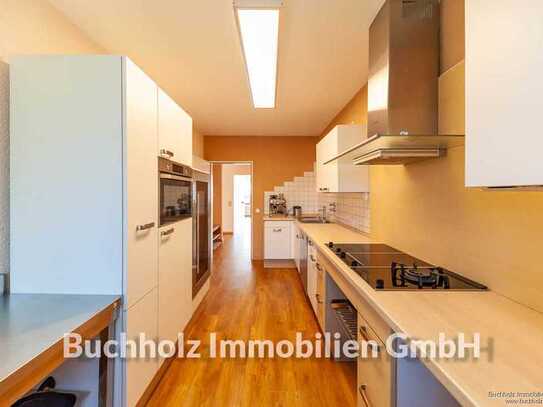 Liebevoll renovierte & modernisierte Wohnung mit
Tiefgaragenstellplatz und großer Balkon