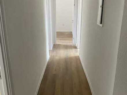 !!! Große frisch renovierte 4 Zimmer Wohnung !!!