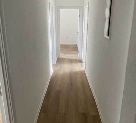 !!! Große frisch renovierte 4 Zimmer Wohnung !!!