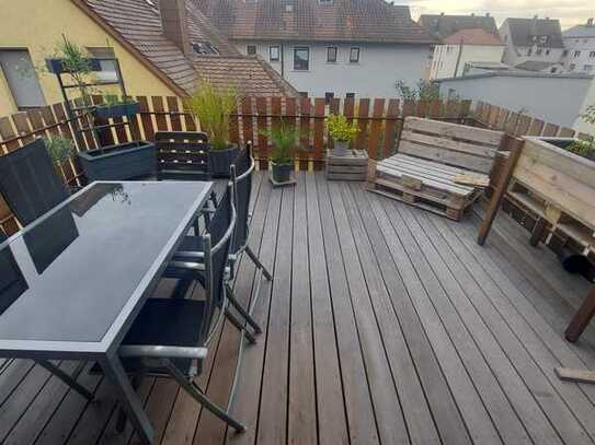 Ansprechendes WG Zimmer in einer dreier WG mit Terrasse, Balkon und Kamin in einem schönen Altbau